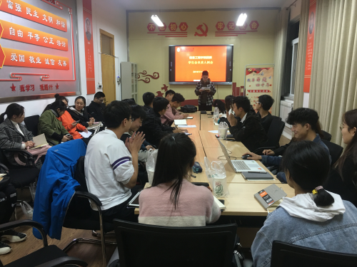 17f8a9d6106f4d029c9e0d72ce740c03.png 负责人认真规划工作内容并做笔记.png