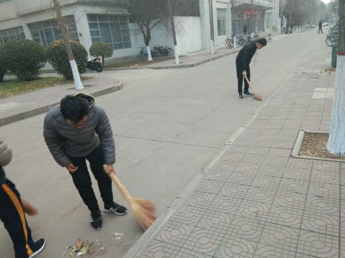 de60c647a228410dbd33e2a6835835d3.jpg 清扫机房.jpg