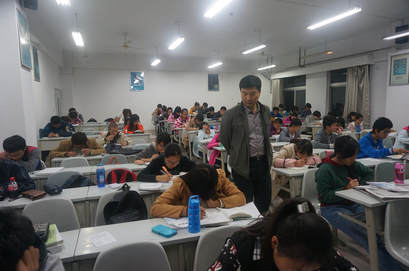 ai换脸明星
何卫军副书记视察大一新生晚自习情况 ai换脸明星