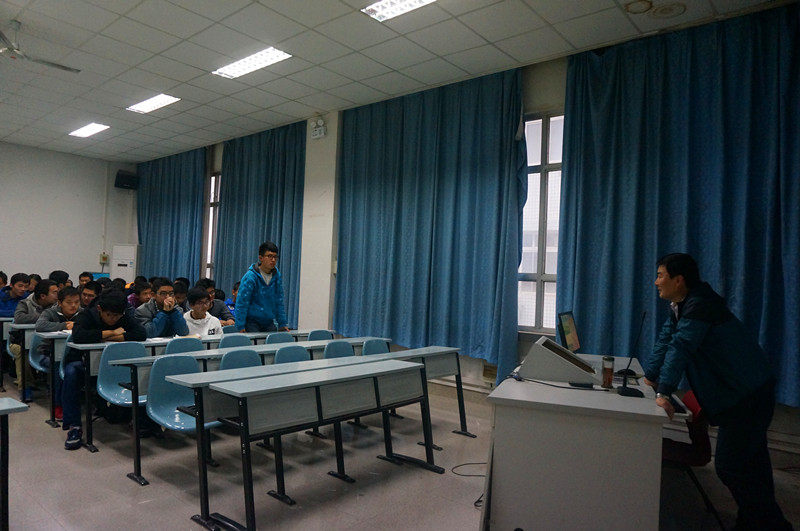 与同学展开互动交流 与同学展开互动交流