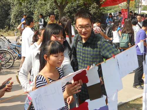 党老师观看学生展示 党老师观看学生展示