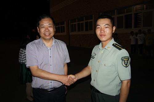 宋书记看望军训教官 宋书记看望军训教官