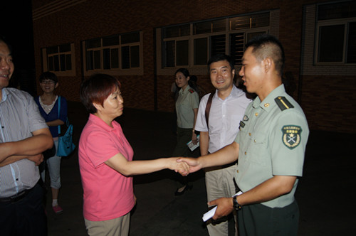 李院长看望军训教官 李院长看望军训教官