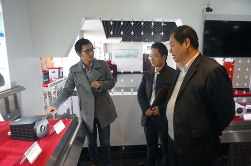 宋西德书记参观武汉高德红外有限公司 宋西德书记参观武汉高德红外有限公司