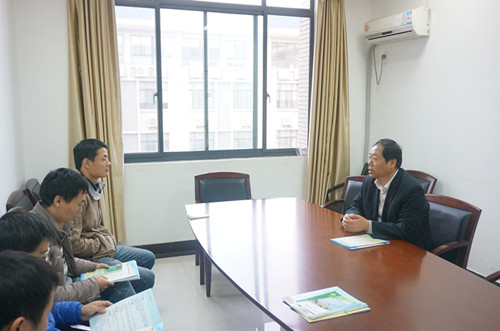 宋西德书记向武汉大学计算机ai换脸明星
博士生进行教师招聘宣传